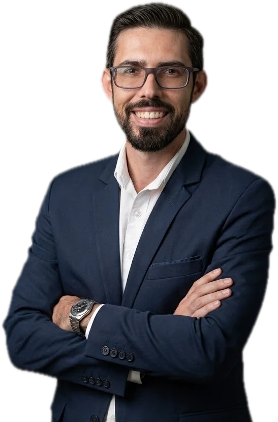 Quemuel Abner, estrategista de comunicação política, sorrindo de braços cruzados